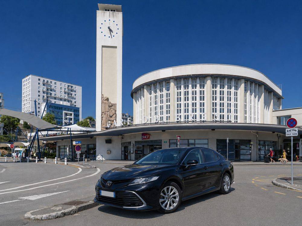 Toyota Camry devant la gare de Brest