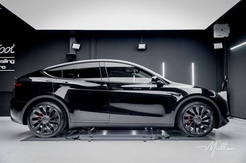Tesla Model Y noire, profil