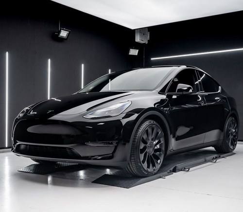 Tesla Model Y noire, trois quarts avant